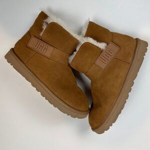 UGG Women's Mini Bailey Graphic Logo Strap boots in Chestnut brown suede Size 8